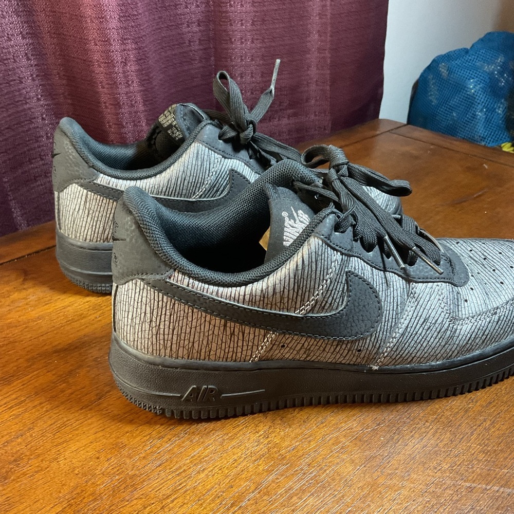 Nike Women's Black and Gray Patterned Sneakers